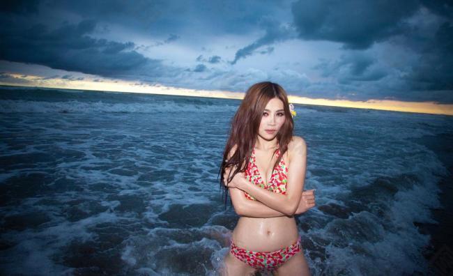 泳裝美女 海邊 寫真圖片