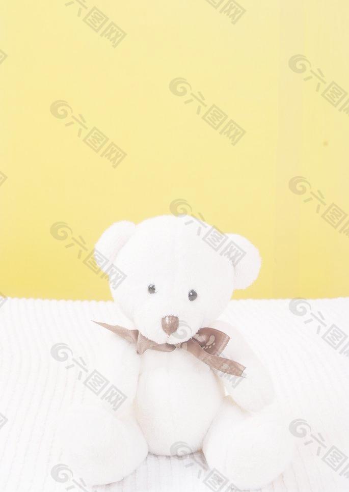 黄色背景毛绒玩具白色小熊图片