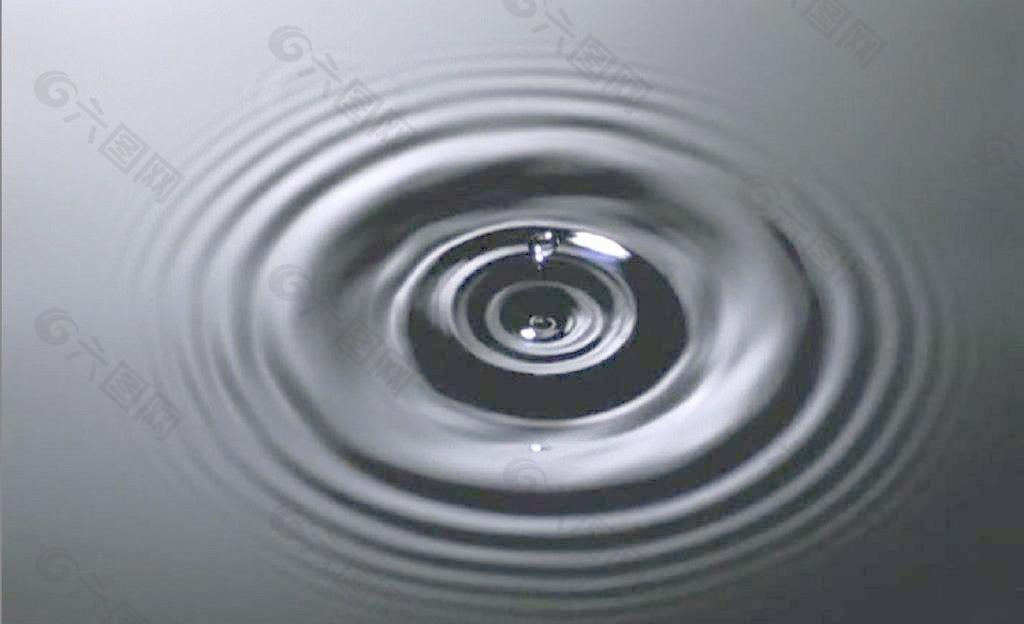 水滴入水圖片