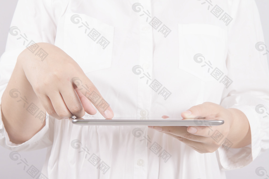 平板電腦的女人