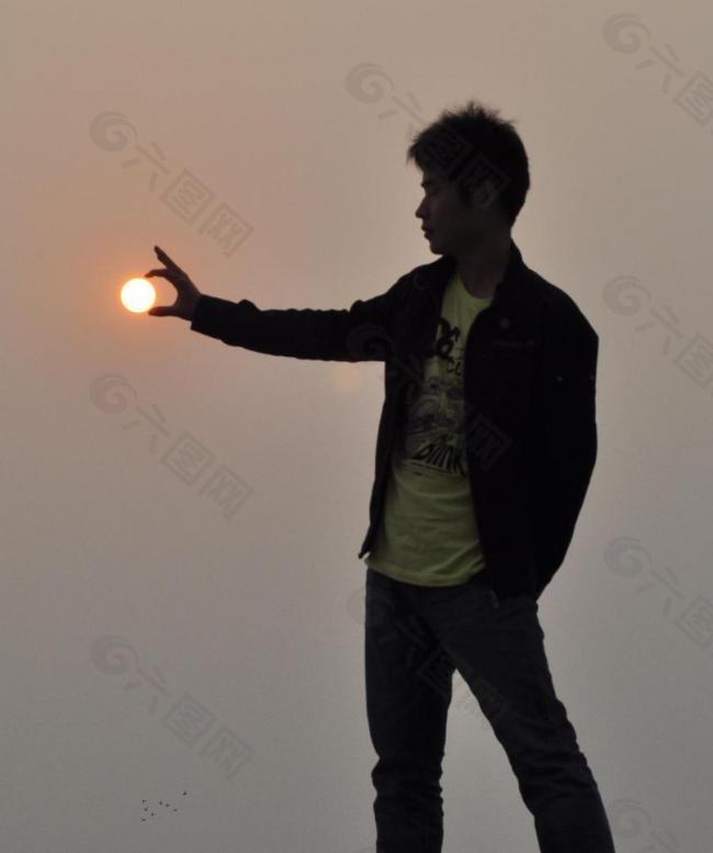 手中的太陽圖片