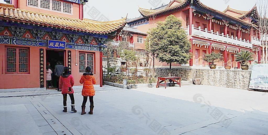 古剎香客圖片