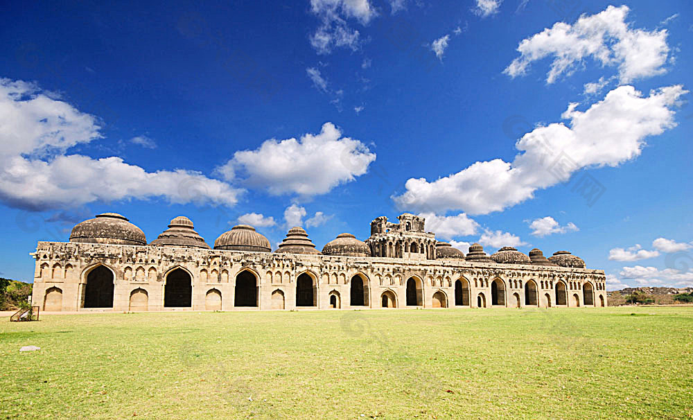 草地上的古老建筑