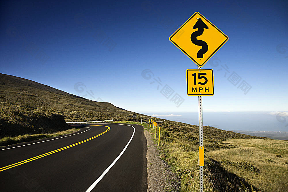 公路上的連續(xù)彎路標(biāo)識(shí)