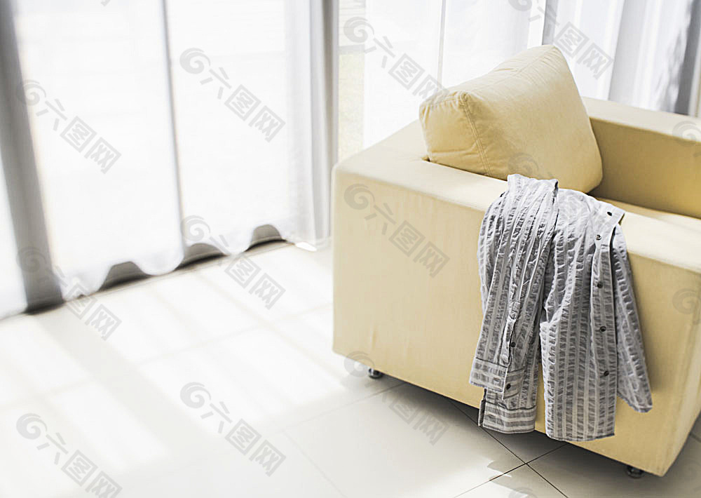 沙發(fā)上的衣服