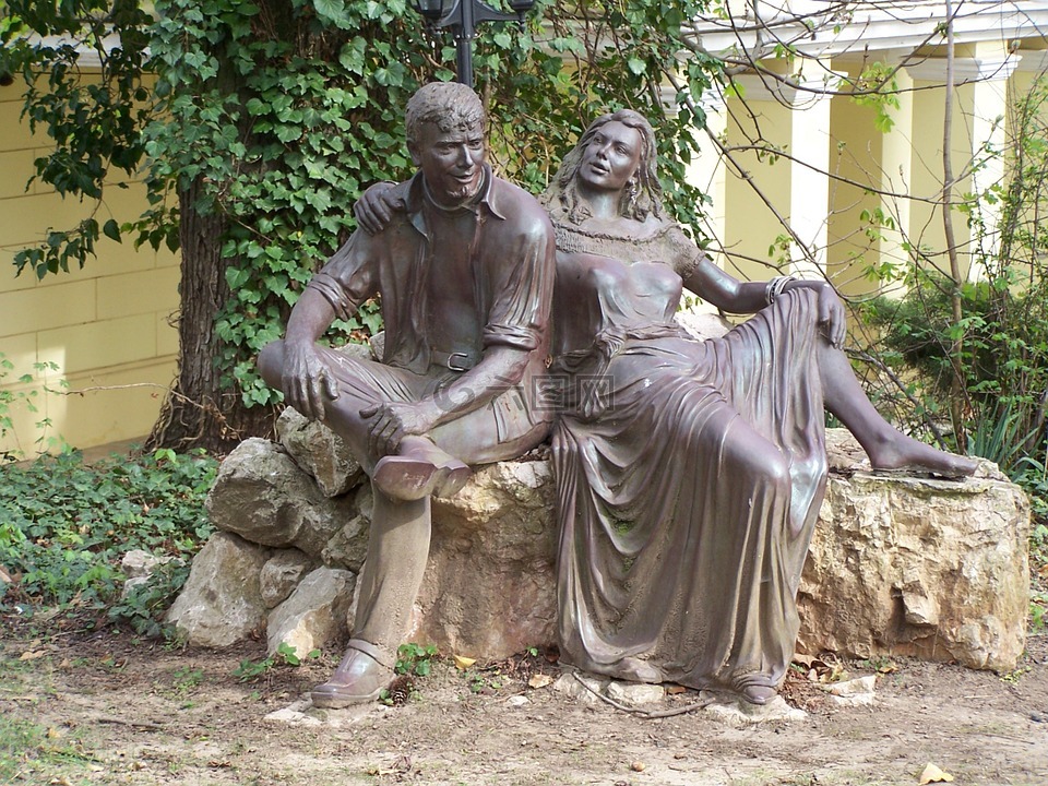 比考爾,體驗(yàn)村,雕像