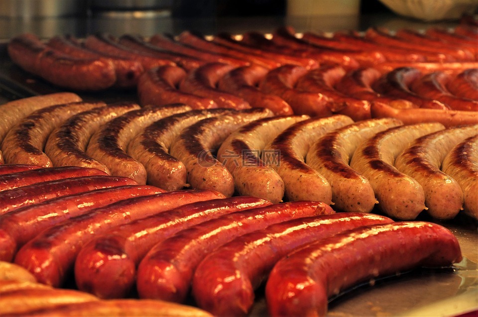 享用bratwurst,烤香肠,烧烤