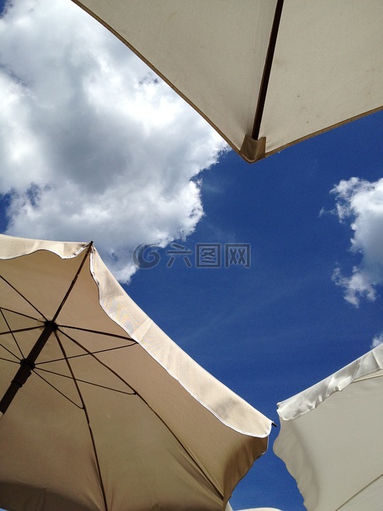 遮陽(yáng)傘,藍(lán)色的天空,夏季