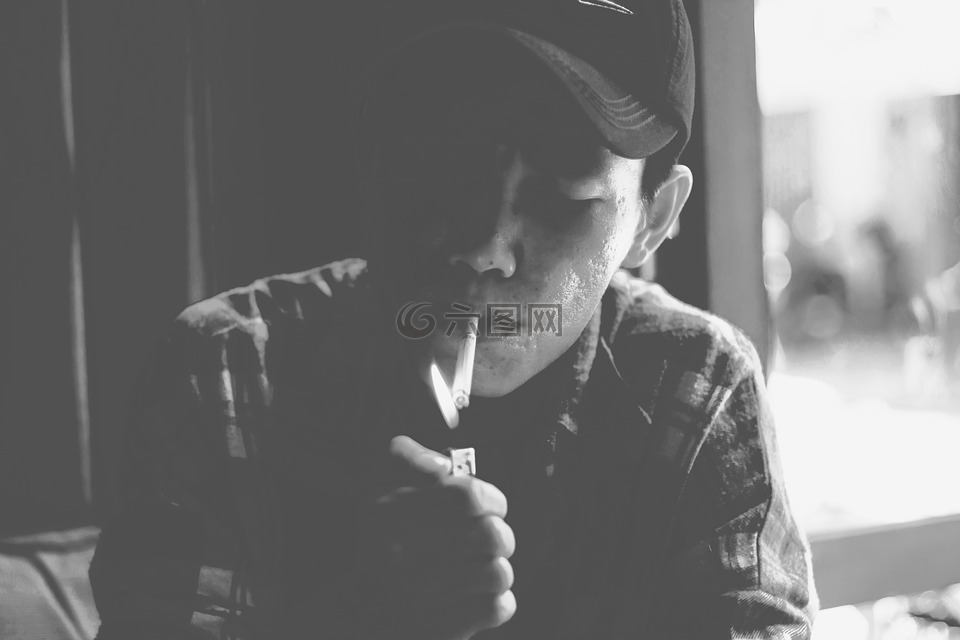 可悲的男孩,人,煙霧