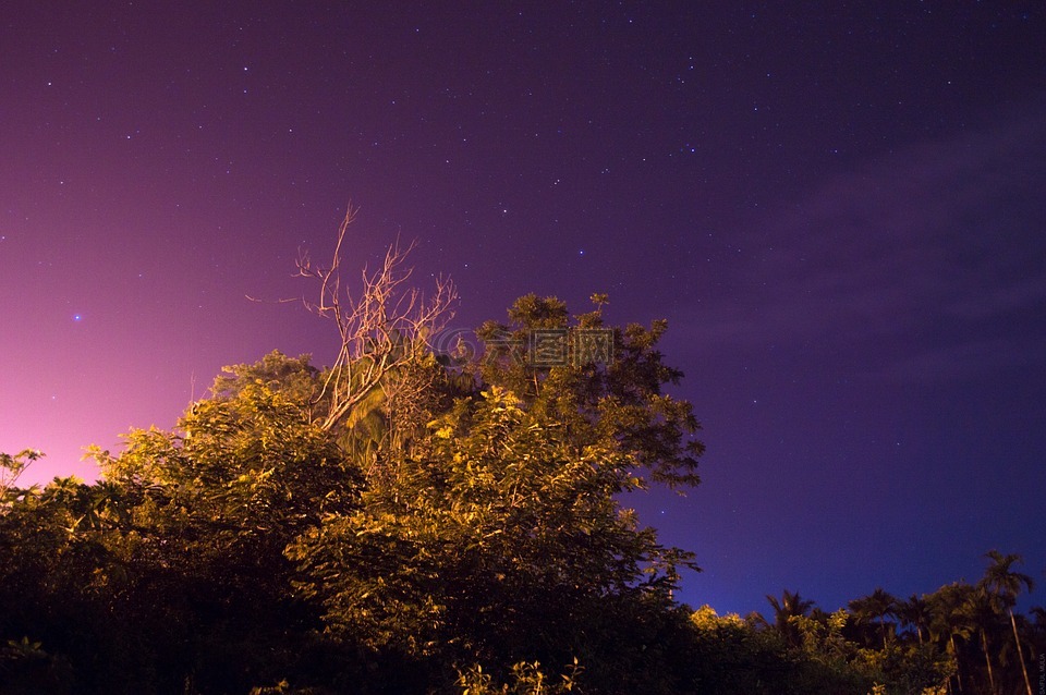 夜晚的天空,灯,夜