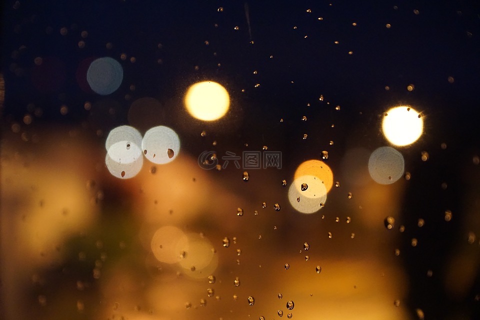 夜,雨滴,光點