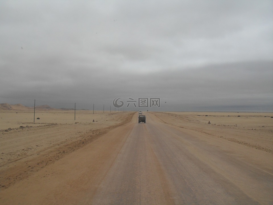 灰色的天空,鹽路,孤獨的車輛