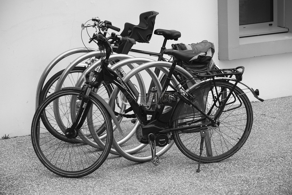 自行車,兩個(gè)輪子,黑色和白色