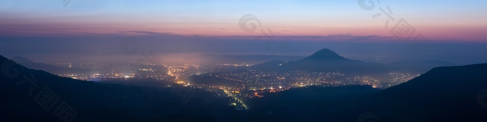 夜幕降臨的城市美景