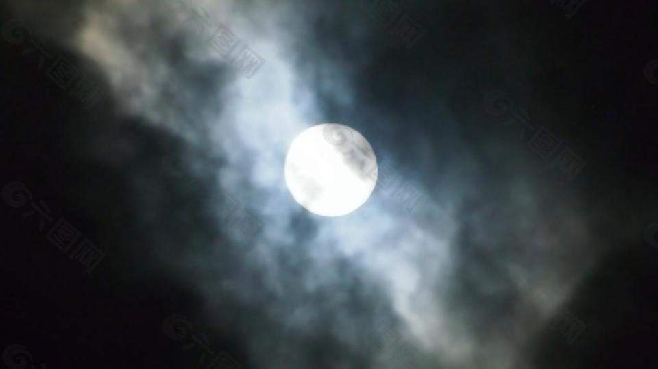 實(shí)拍黑夜烏云下的月亮視頻素材