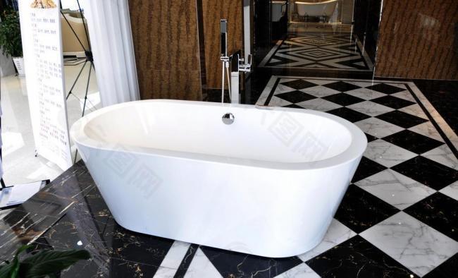 简约现代风格的浴缸图片