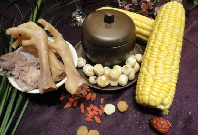 冬季养生汤系列 凤爪莲子玉米汤图片