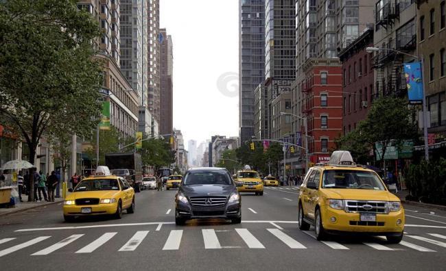 出租车和奔驰车图片