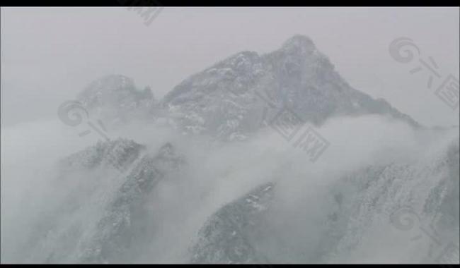 山峰云雾风景画视频图片