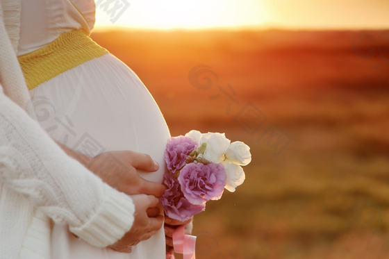 孕妇与鲜花高清图片