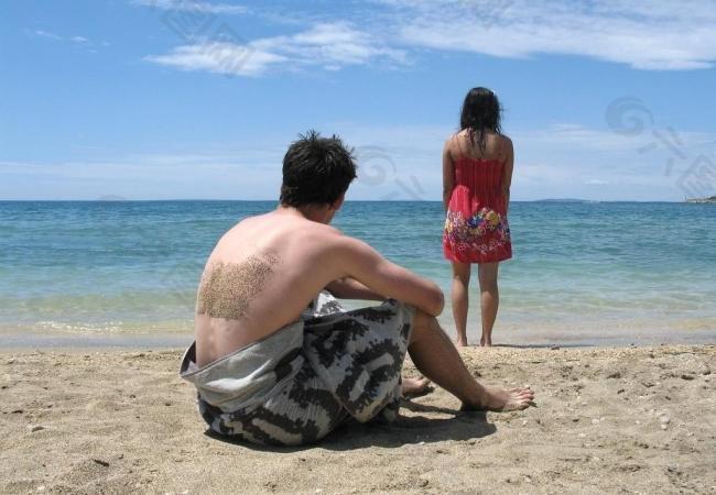 海滩情侣图片
