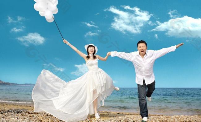 生活中的 演戏中的情侣 越南 伉俪 婚纱 结婚 结婚照 牵手 奔跑 海滩 蓝天白云图片