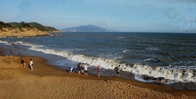 海浪涌来图片