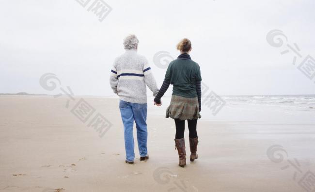 海边散步的浪漫情侣图片