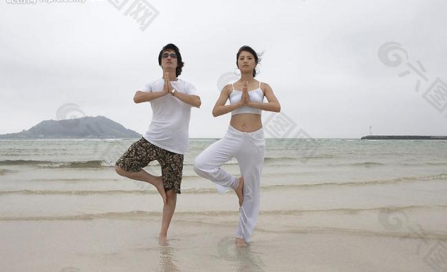 海边瑜珈美女图片