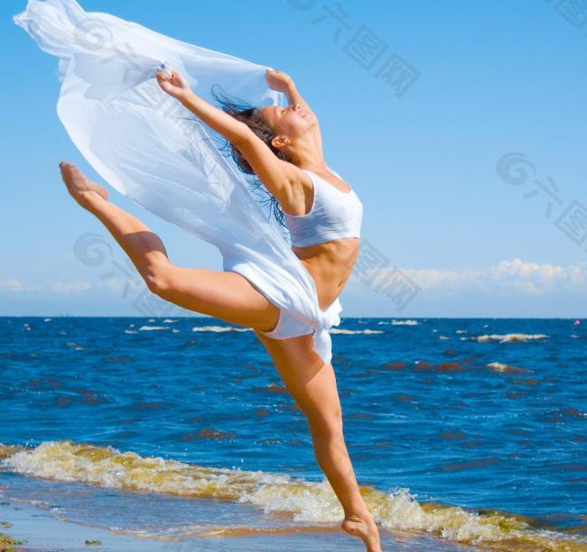 沙滩舞动丝绸跳跃的美女图片