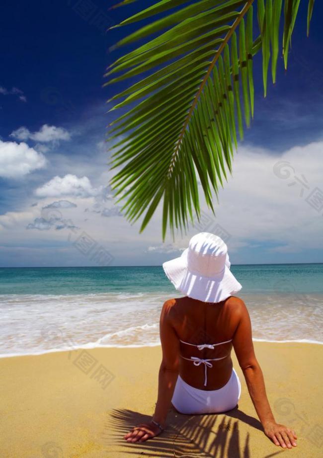 沙滩女人背影图片