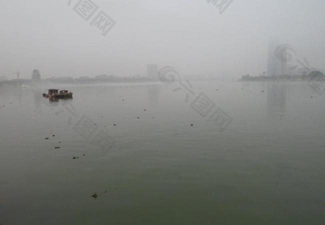 迷雾的江面图片