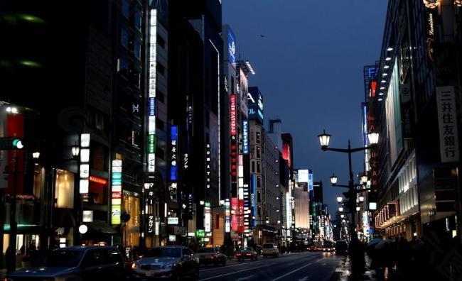 东京 银座 夜晚的街景图片