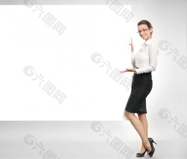 女人与白色牌高清 女人 白色牌 广告牌 空白广告牌 高清图片