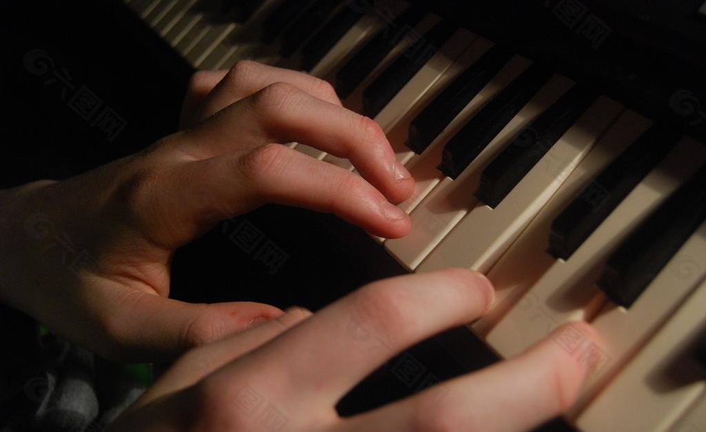 钢琴初学者的手势图片