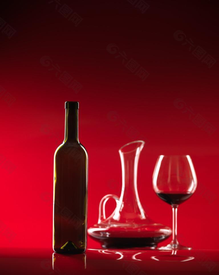 红酒与高脚酒杯图片