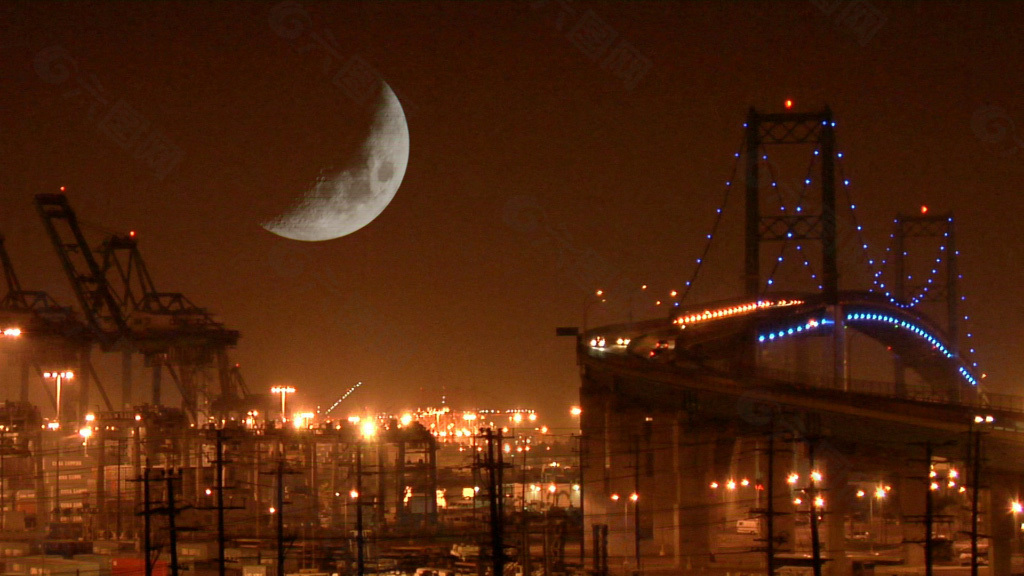 美丽的城市夜景 弯月高挂