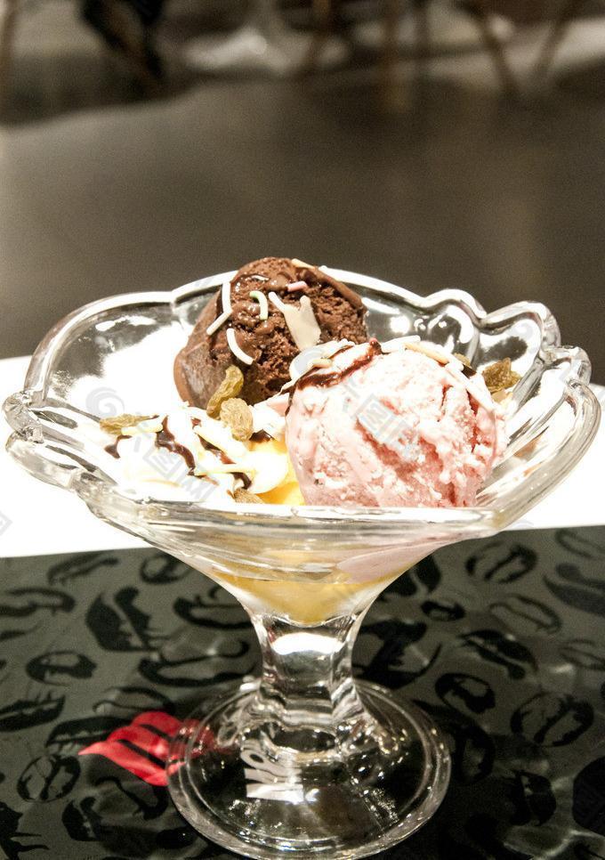 冰淇淋三色球图片