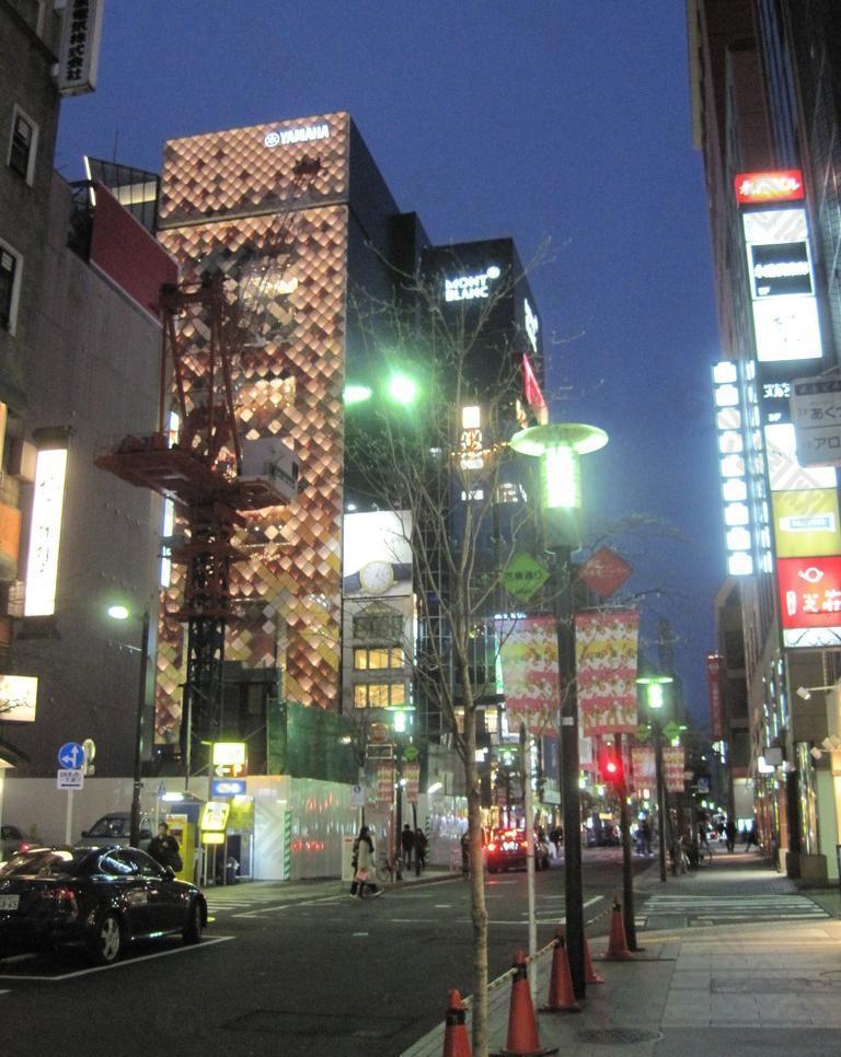 东京银座 街头 夜景 商务楼 奢侈品图片
