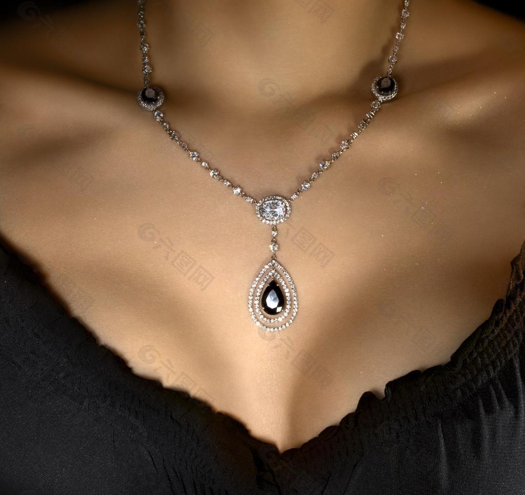 性感女人胸前的珠宝项链图片