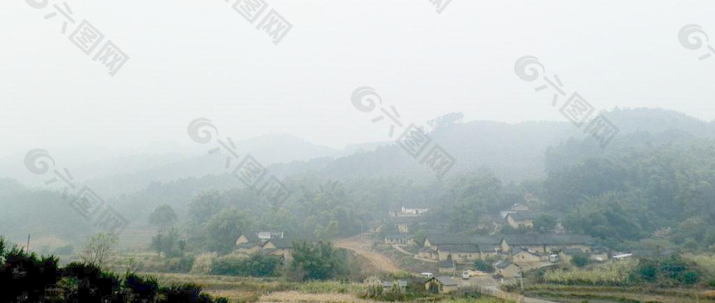 烟雨山村图片