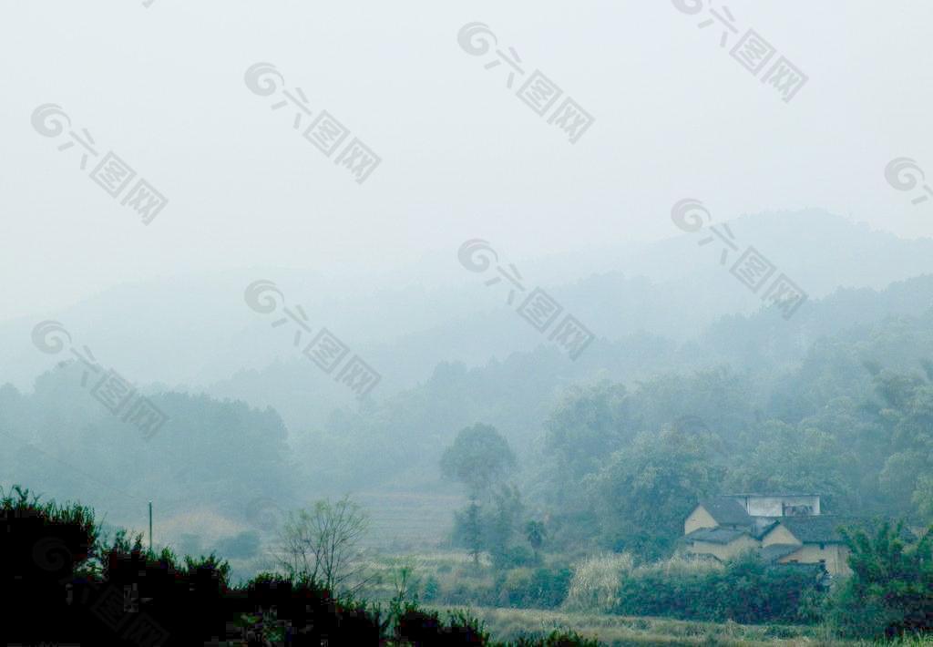 烟雨山村图片