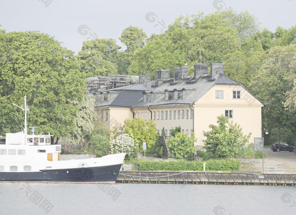 欧式建筑 河边游艇图片
