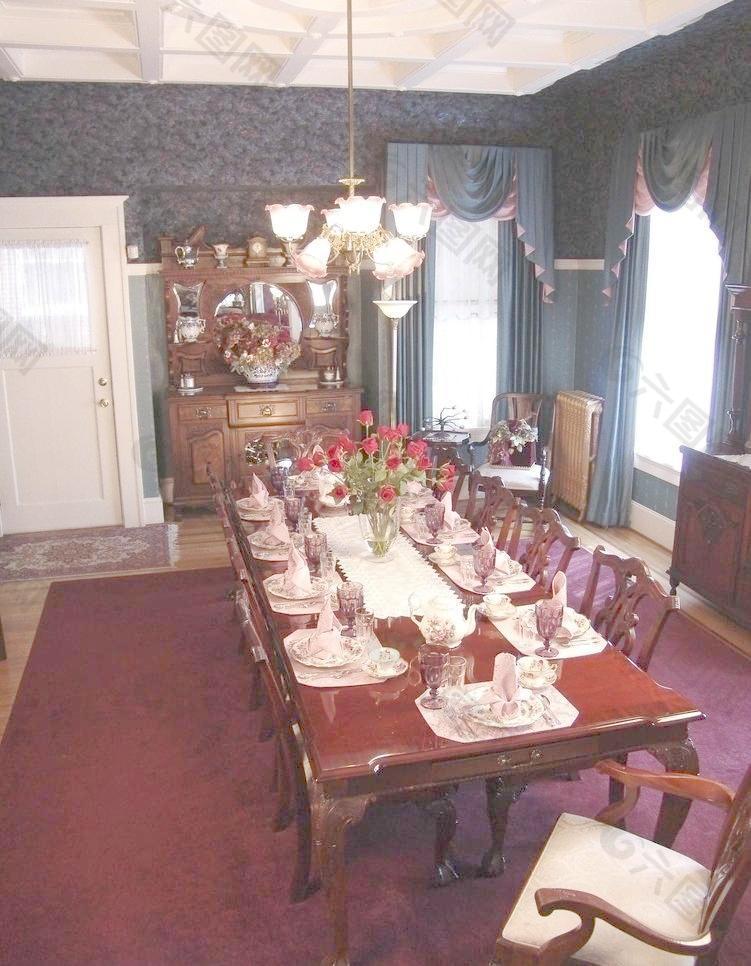 餐厅 餐桌 长桌 无人 摆设 餐具 隆重 宴会 红调 传统 欧式 欧洲 经典图片