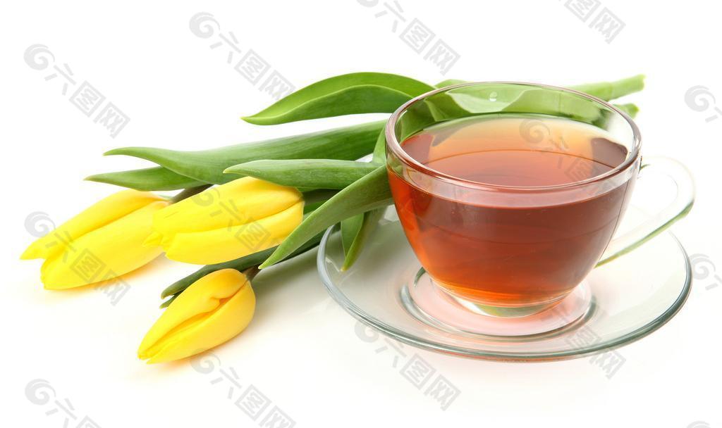 鲜花旁的茶水图片