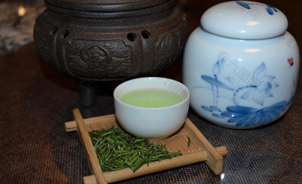松针绿茶茶汤图片