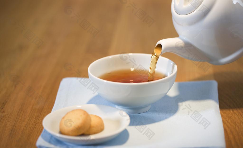 泡茶 茶饮 倒茶图片