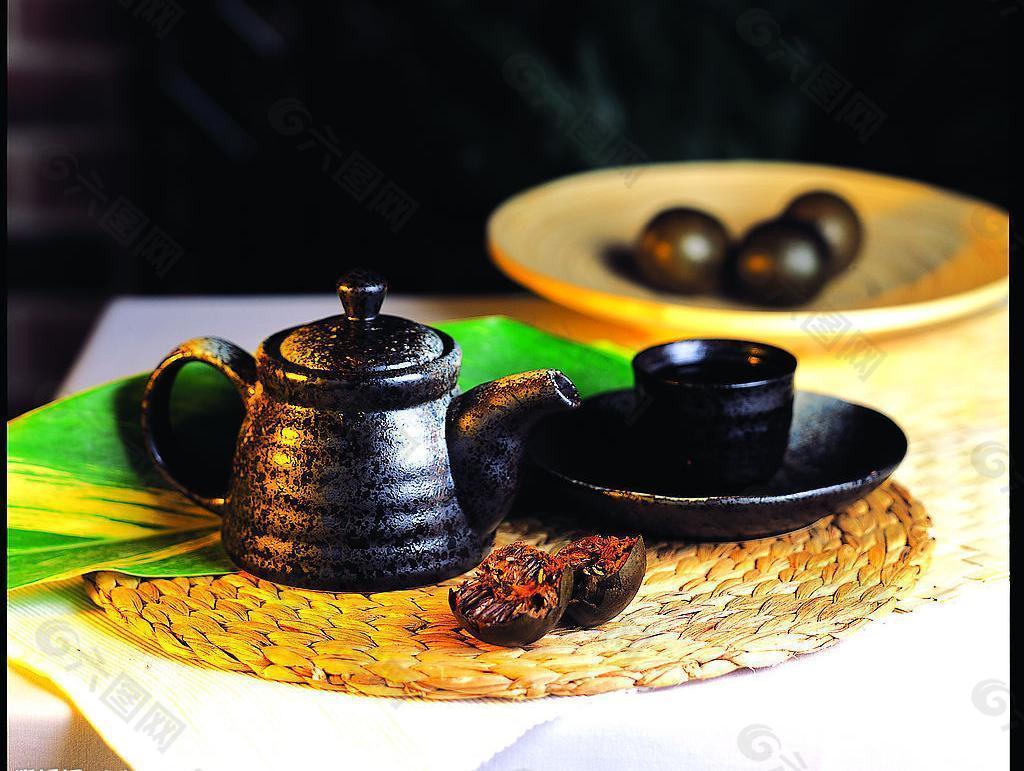 枸杞拿铁、罗汉果美式......养生的功能茶成了茶饮新宠 | CBNData