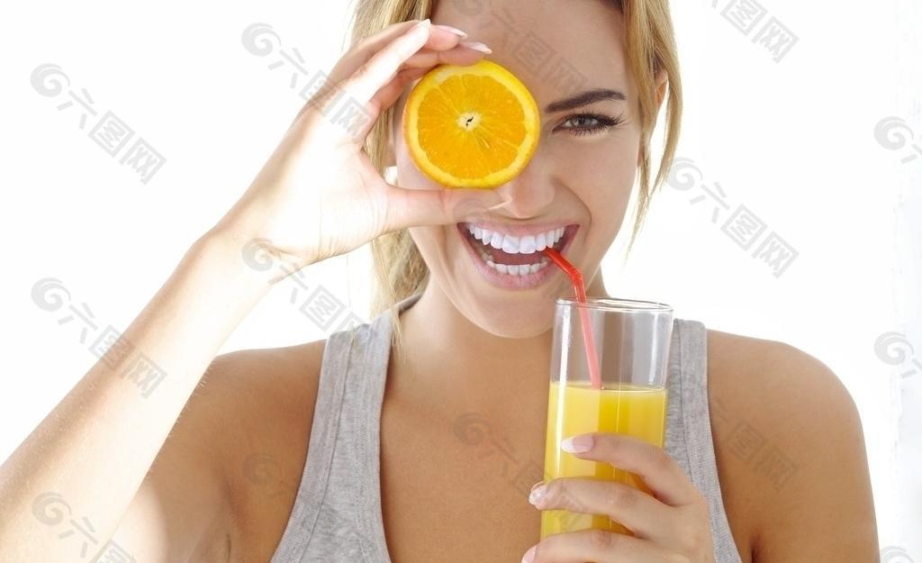 美女喝橙汁图片