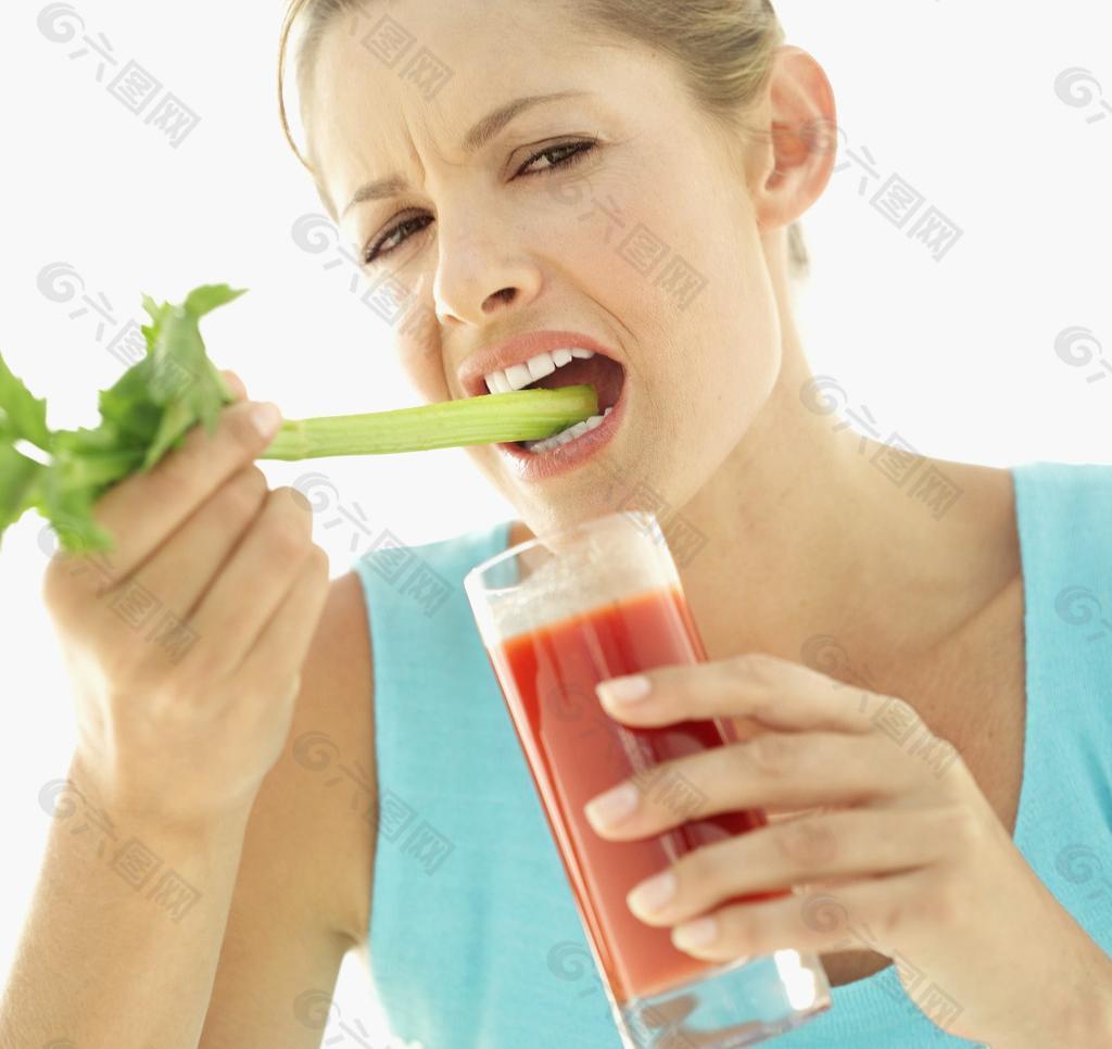 吃蔬菜喝蔬菜汁的美女图片